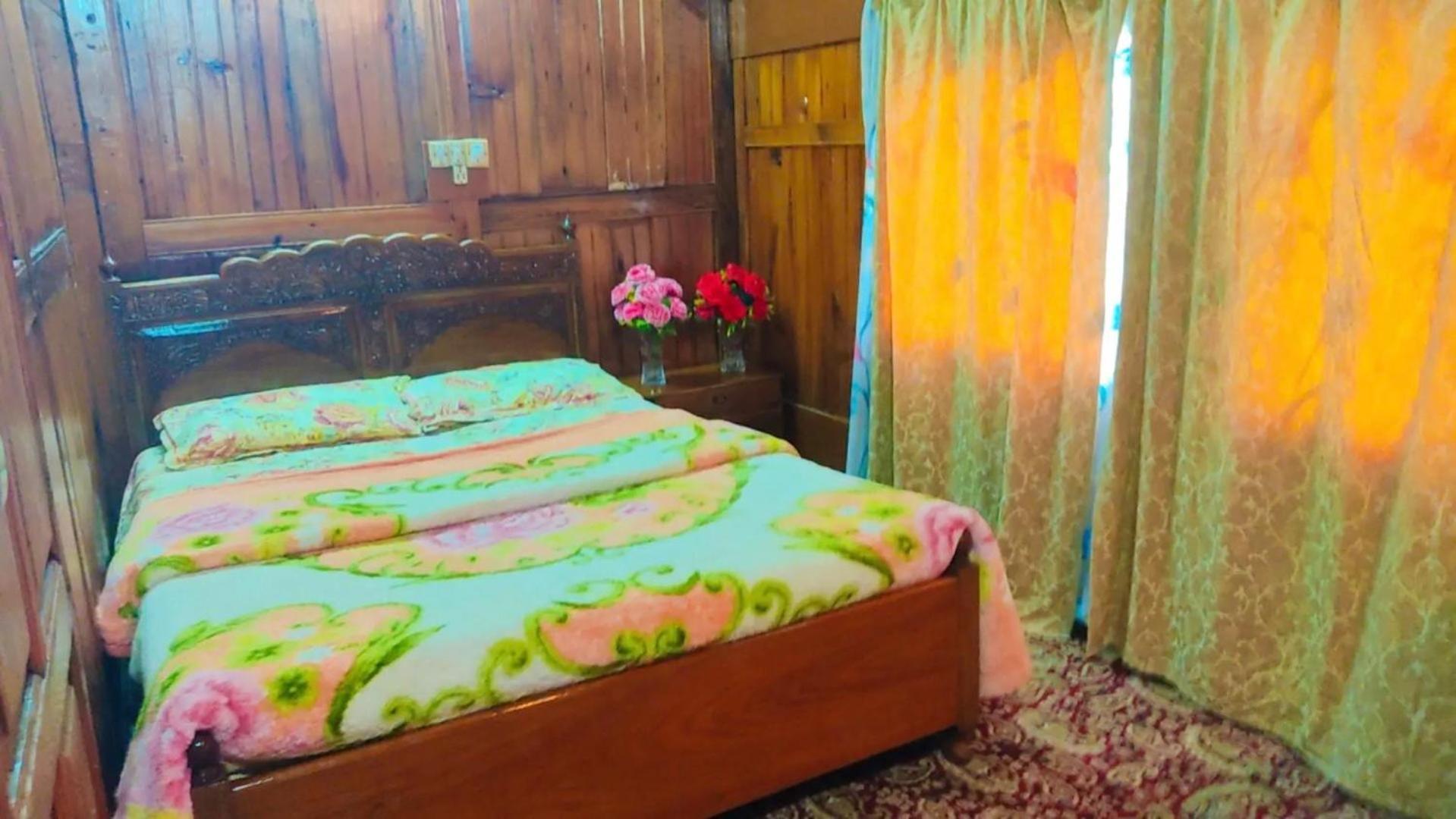 Hotel Houseboat Wild Rose à Srīnagar Extérieur photo