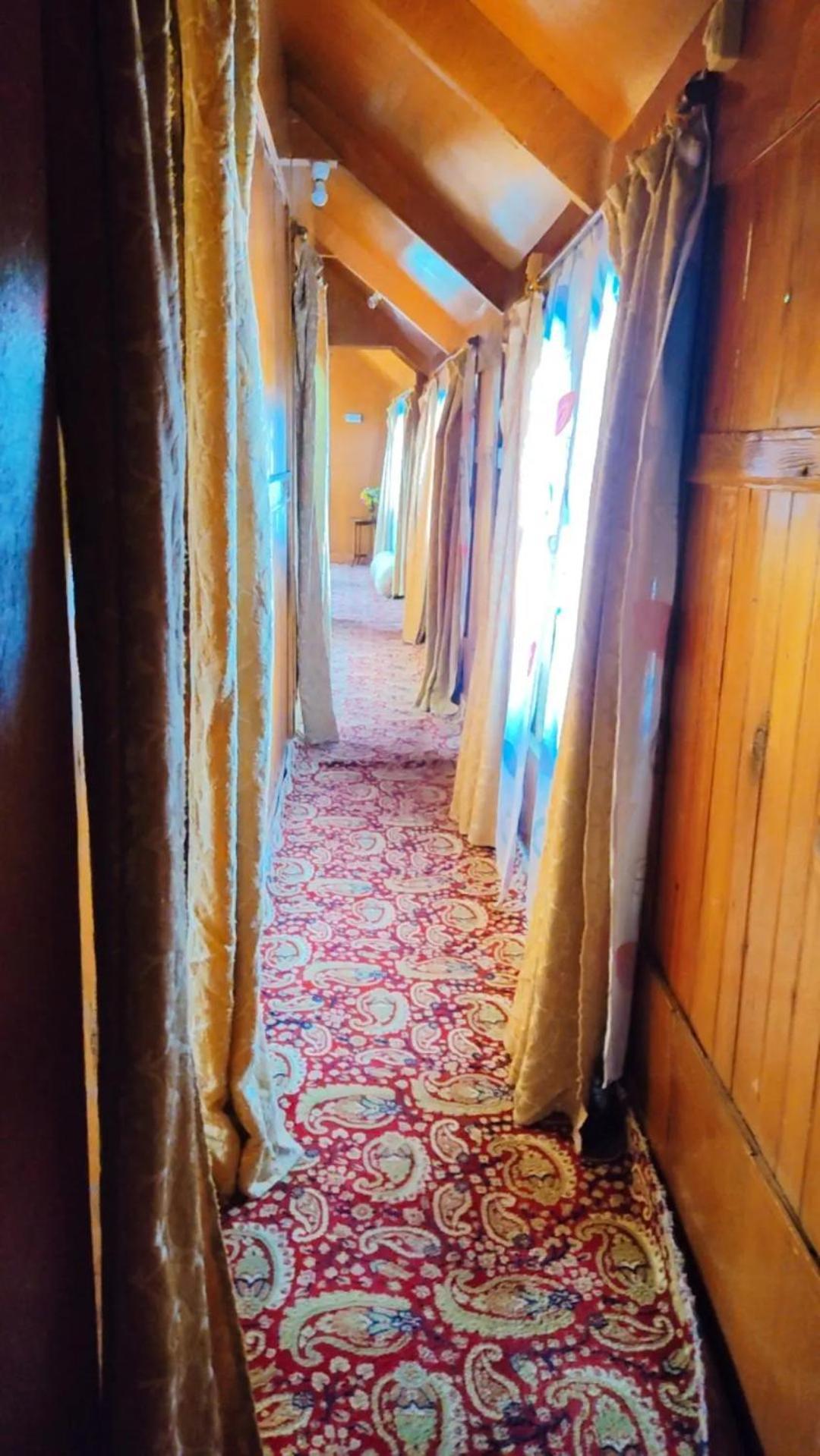 Hotel Houseboat Wild Rose à Srīnagar Extérieur photo