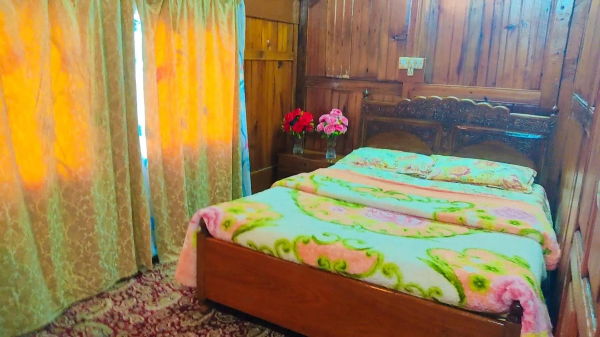 Hotel Houseboat Wild Rose à Srīnagar Extérieur photo