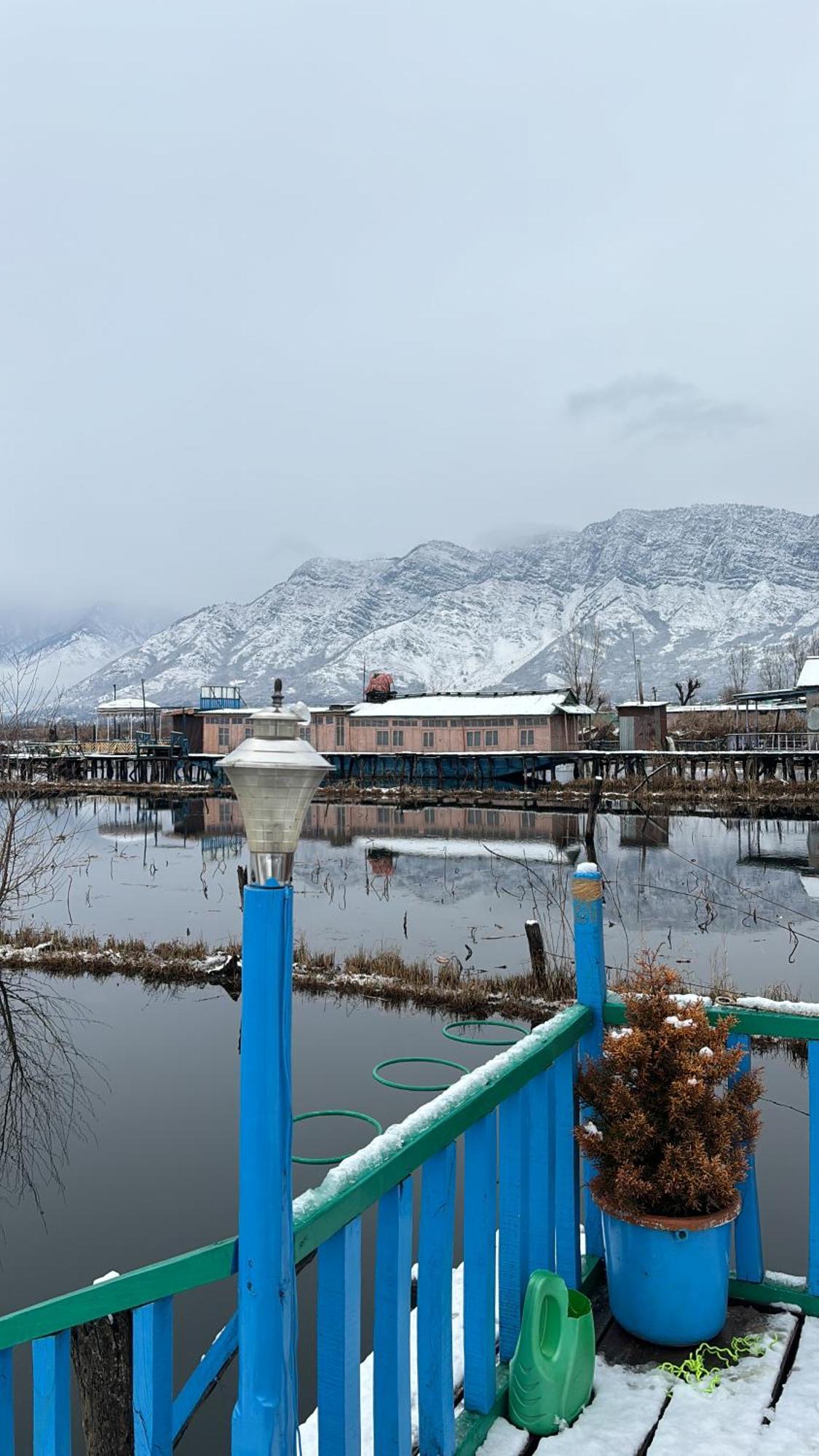 Hotel Houseboat Wild Rose à Srīnagar Extérieur photo