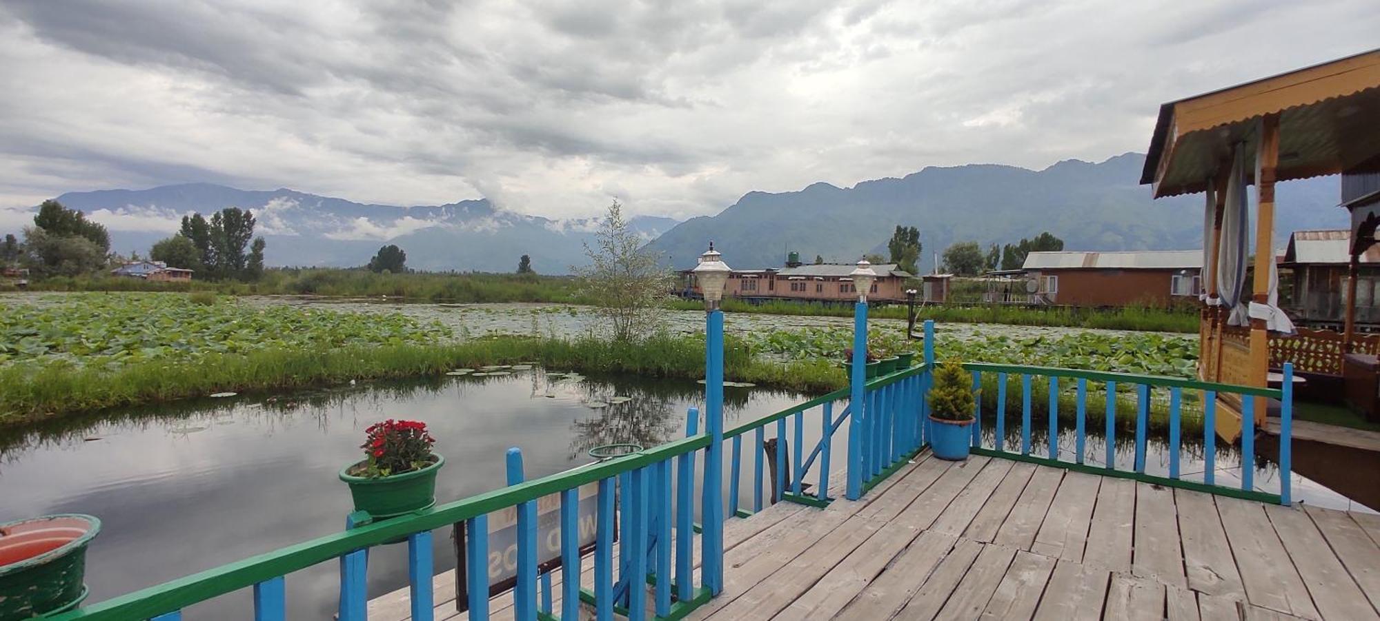 Hotel Houseboat Wild Rose à Srīnagar Extérieur photo