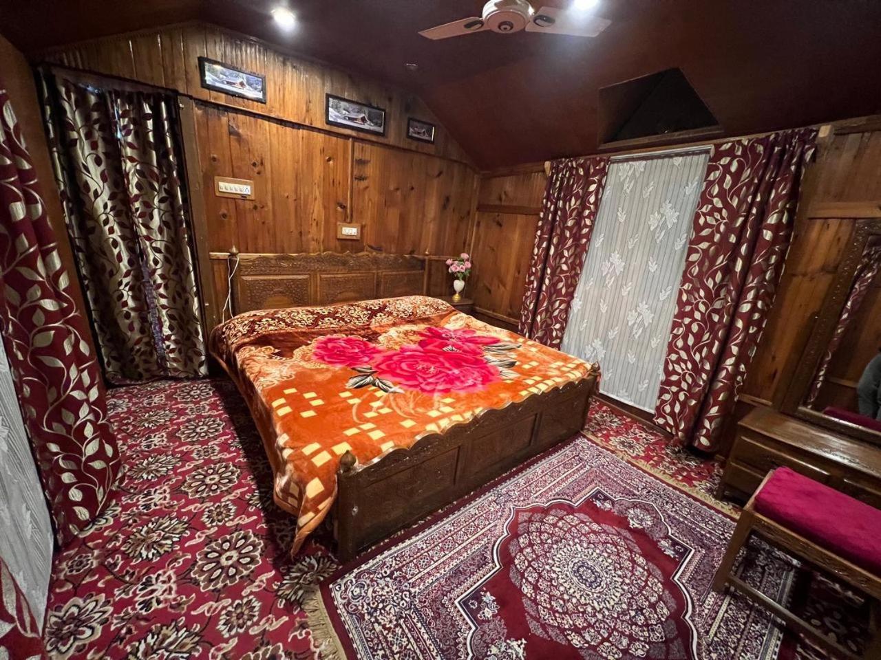 Hotel Houseboat Wild Rose à Srīnagar Extérieur photo