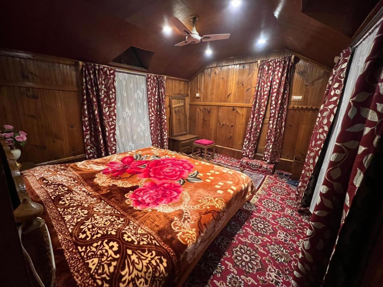 Hotel Houseboat Wild Rose à Srīnagar Extérieur photo