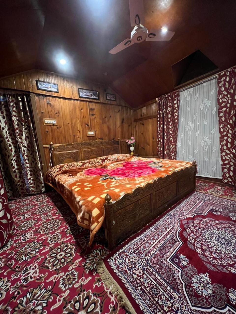 Hotel Houseboat Wild Rose à Srīnagar Extérieur photo