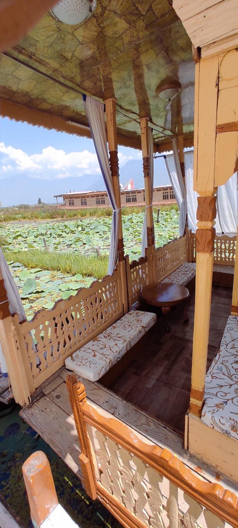 Hotel Houseboat Wild Rose à Srīnagar Extérieur photo