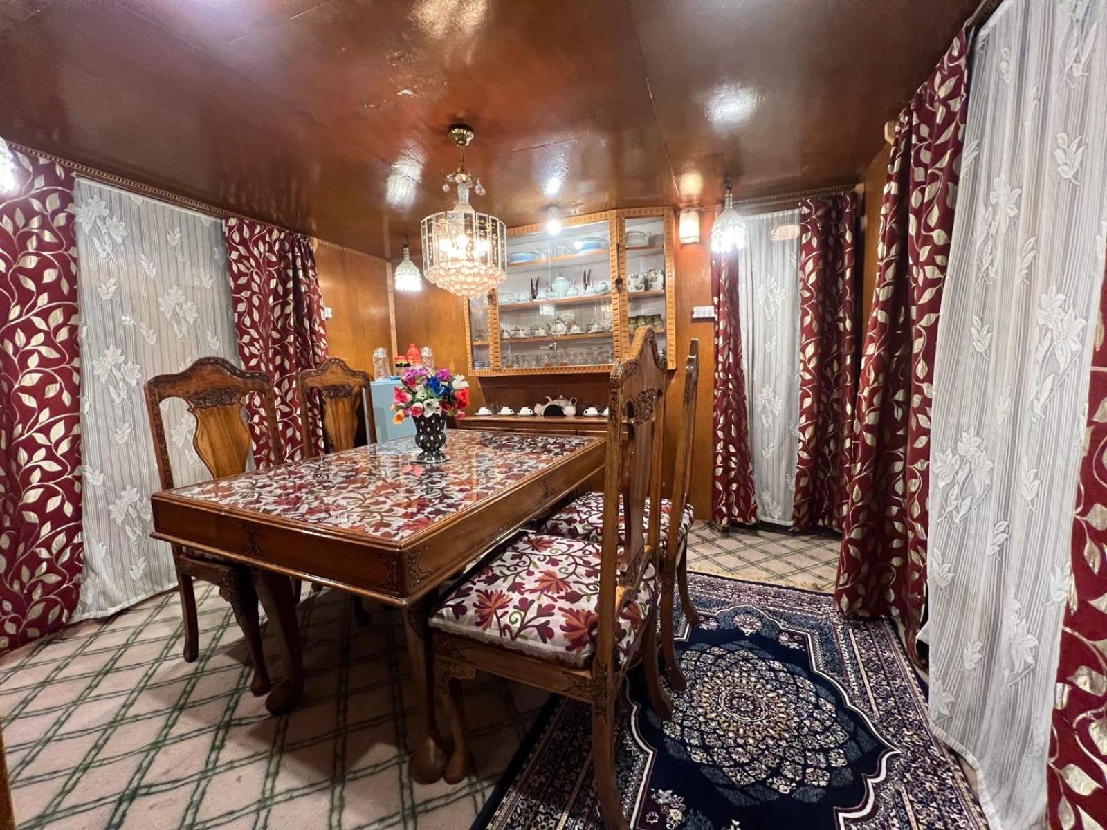 Hotel Houseboat Wild Rose à Srīnagar Extérieur photo