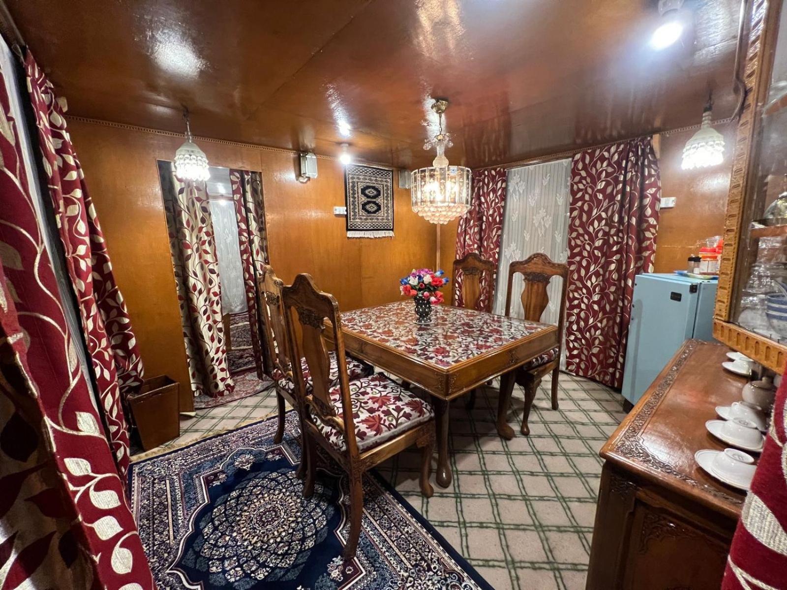 Hotel Houseboat Wild Rose à Srīnagar Extérieur photo