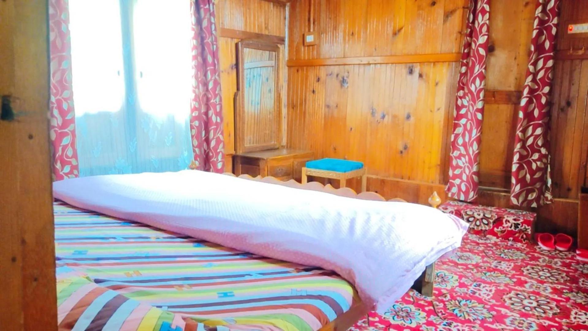 Hotel Houseboat Wild Rose à Srīnagar Extérieur photo